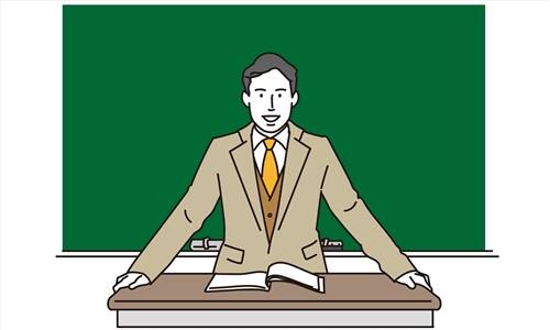 黒板の前の男性