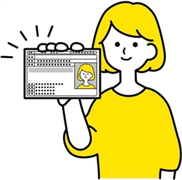 身分証を掲げる女性