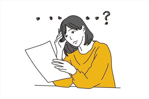 在留資格の手続きについて書類を見ながら悩む外国人女性のイメージ