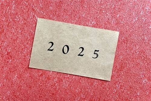 2025年の印刷がある封筒