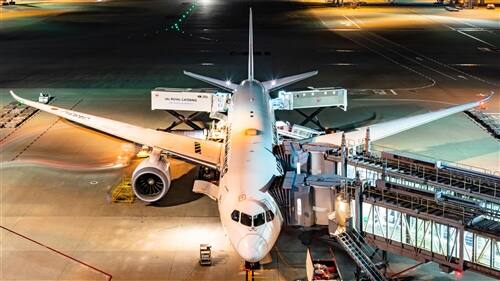 短期滞在ビザで来日する外国人をイメージした国際線航空機