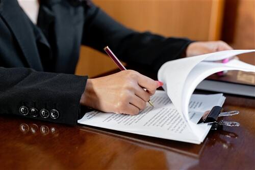 入管への届出書を記入している様子