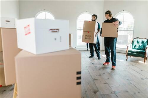 外国人の引っ越し手続きのイメージ(荷物を運んでいる様子)